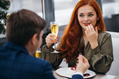 Elbiseli genç bayana evlenme teklifi