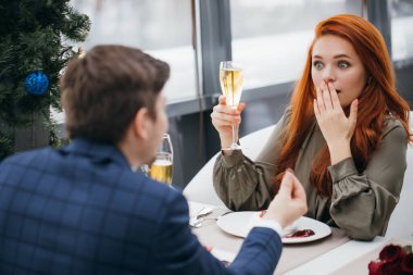 Kızıl saçlı kadın evlenme teklifinden sonra şokta kalır.