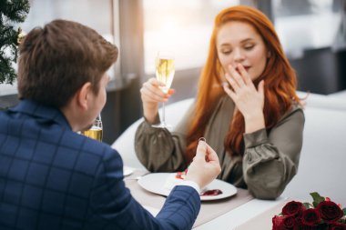 Erkek kadına evlenme teklif eder.