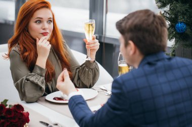 Elbiseli genç bayana evlenme teklifi