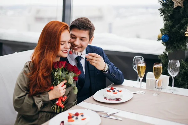 Romantisch tijdverdrijf van jong Kaukasisch paar in restaurant — Stockfoto