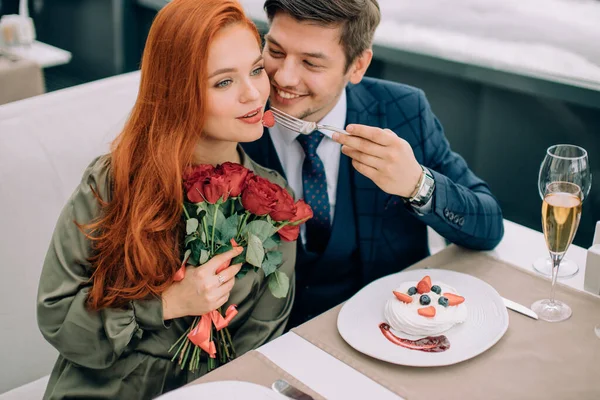 Pareja caucásica celebran cumpleaños en restaurante — Foto de Stock