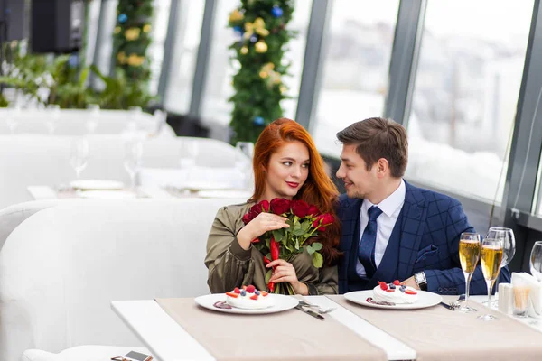Счастливая кавказская пара празднует в ресторане — стоковое фото