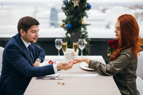 Красива біла пара щаслива разом, проводьте час в ресторані — стокове фото