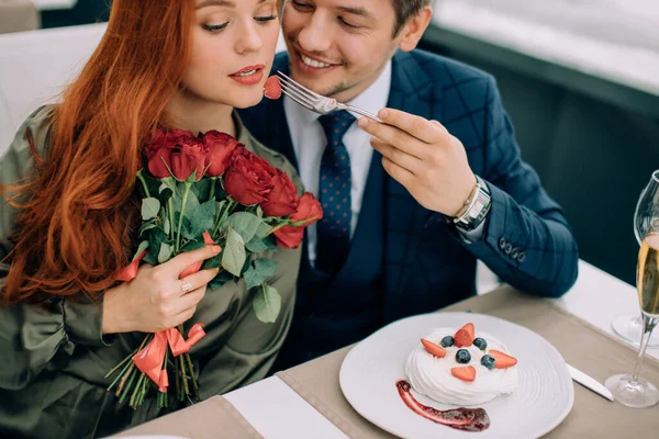 Kaukasisch paar vieren hun verjaardag — Stockfoto