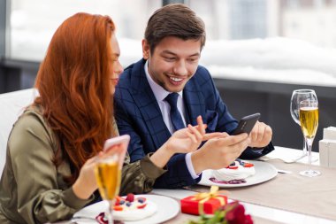 Güzel beyaz bir çift restoranda vakit geçirir.