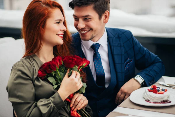 Schönes Paar verbringt Zeit zusammen im Restaurant — Stockfoto