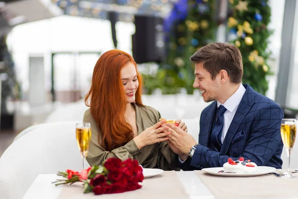 Uomo fa una proposta di matrimonio alla signora — Foto Stock