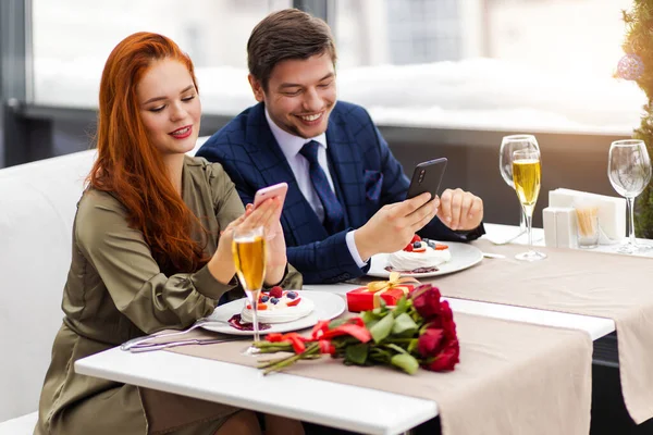 Et par caucasiske par feirer bursdag på restaurant – stockfoto
