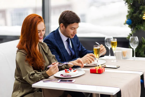 素敵なカップルがレストランで一緒に時間を過ごす — ストック写真