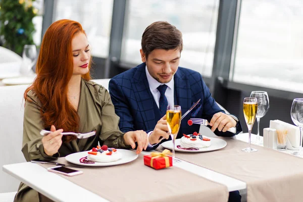 美しい白人夫婦はレストランで時間を過ごす — ストック写真