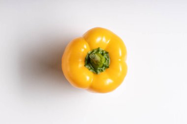 Beyaz üzerine izole edilmiş tatlı biberin üst görünümü