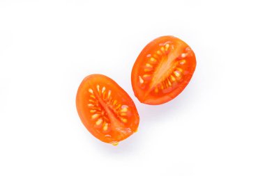 Kesik kırmızı domates parçaları beyaza izole edilmiş.