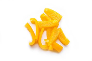 Beyaz arka plan üzerinde izole sarı tatlı biber dilimlenmiş