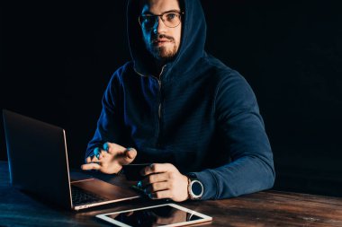 Bilgisayar sistemlerindeki zayıf noktayı bulup, kullanan bilgisayar korsanı.