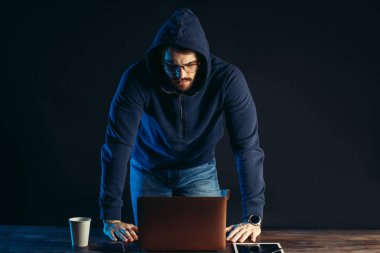 programlama uzmanı hacker izole edildi