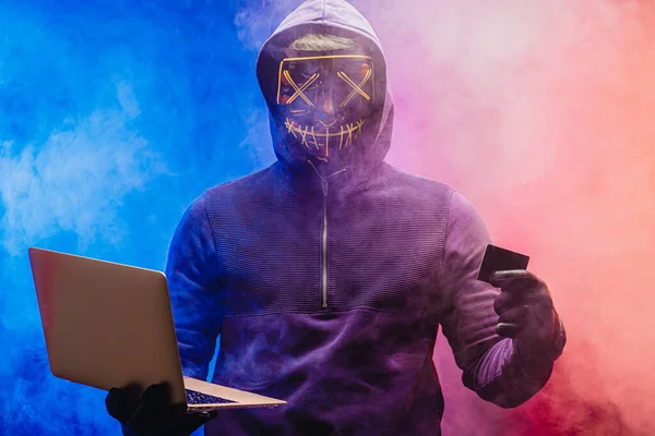 Anônimo hacker masculino cometer um crime — Fotografia de Stock