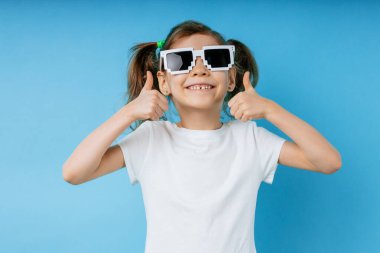 Güneş gözlüklü beyaz çocuk izole edilmiş.