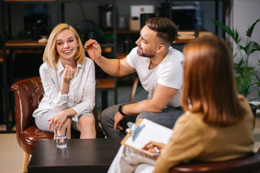 İyi görünümlü bir kadın profesyonel psikologların ofisinde ağlıyor.