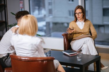 Genç, beyaz bir çift, birbirlerinden rahatsız. Aile psikoloğuna danışıyorlar.