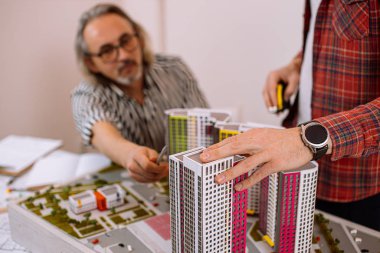 Deneyimli mimar ve genç müstakbel ustabaşı