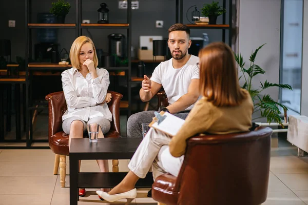 Getrouwd stel proberen uit te leggen situatie aan jonge psycholoog — Stockfoto