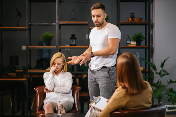 Pareja casada tratar de explicar la situación a un joven psicólogo — Foto de Stock