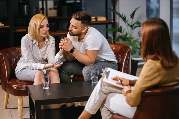 Married couple try to explain situation to young psychologist — Stock Photo, Image
