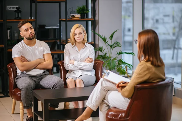 Infelice coppia sposata parlando con consulente familiare prima di rompere — Foto Stock