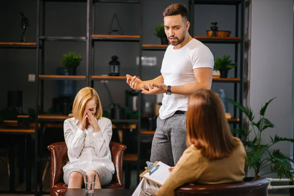 Verärgertes und depressives Ehepaar bei Familienpsychologe — Stockfoto