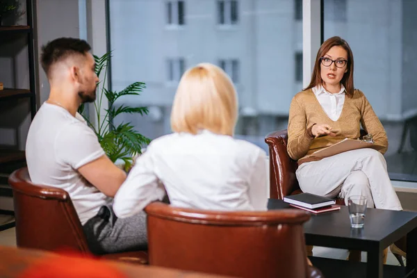 Professional psychologist consulting married couple — Stock Photo, Image