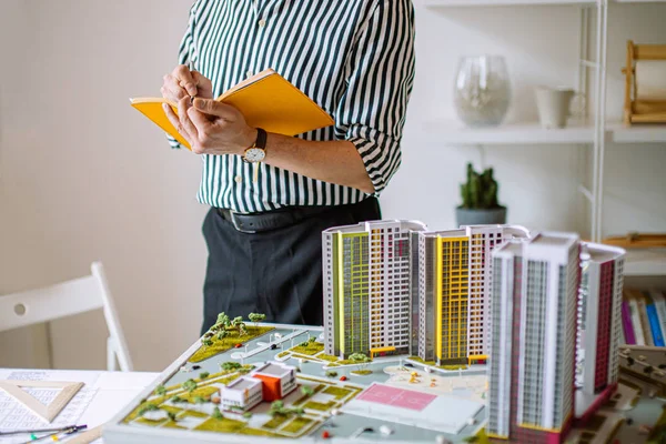 Cortado arquiteto homem tomando notas no escritório — Fotografia de Stock