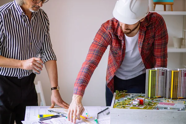 Experiente arquiteto e jovem futuro capataz no escritório — Fotografia de Stock