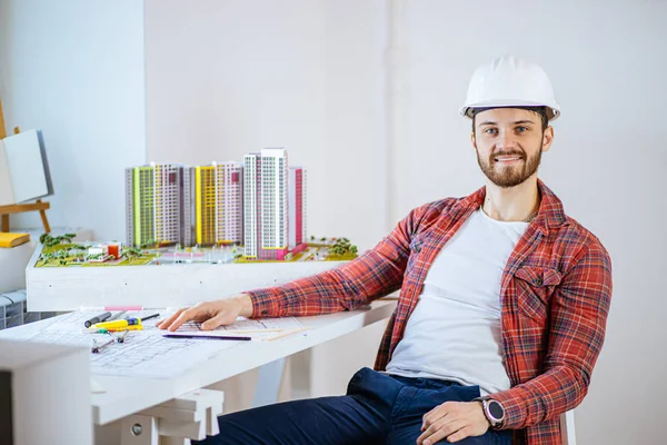 Portret van lachende jonge architect in functie — Stockfoto