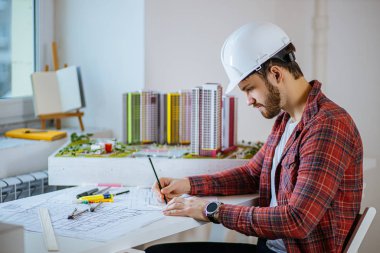 Genç Kafkasyalı mühendis ofisinde.