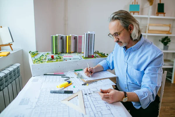 Arquiteto ou engenheiro de sucesso sênior trabalhando no escritório — Fotografia de Stock