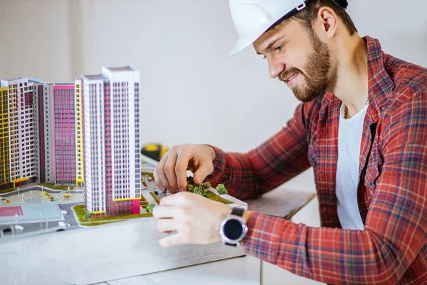 Constructor joven montar modelo de edificio complejo, construcción —  Fotos de Stock