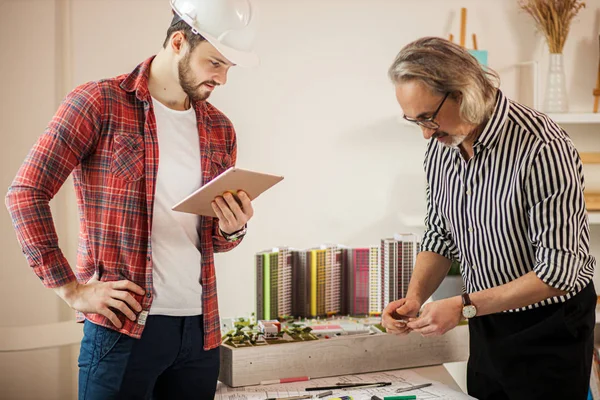 Jovem caucasiano futuro capataz e arquiteto profissional co-working — Fotografia de Stock