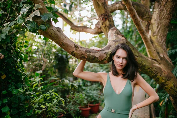 Брюнетка жінка в дикому тропічному тропічному лісі — стокове фото