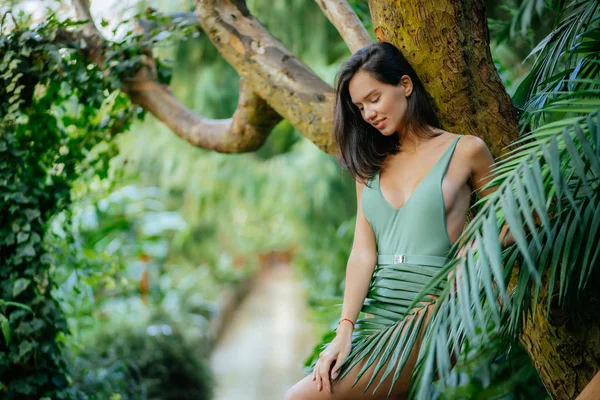 Молода і красива сексуальна жінка в тропічних тропічних лісах — стокове фото
