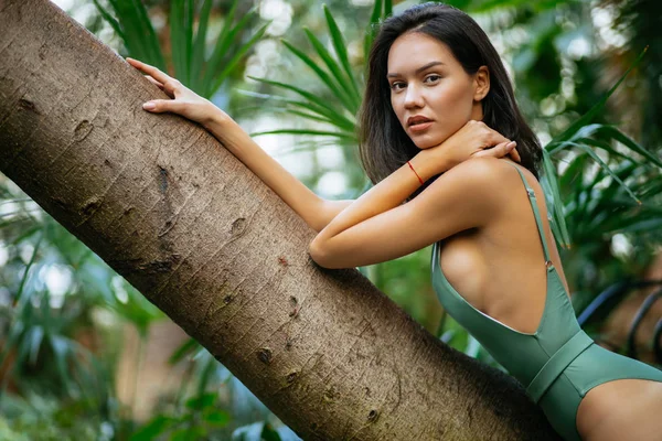 Красива модель з природною красою в тропічних лісах — стокове фото