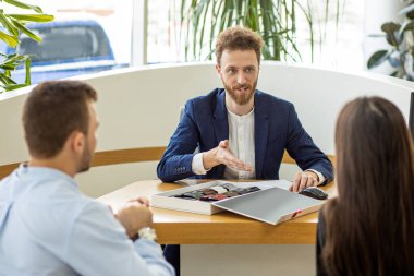 consultant help clients to choose a new car