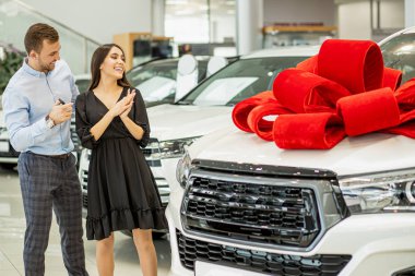 Galeride yeni arabası olan güzel evli bir çift.