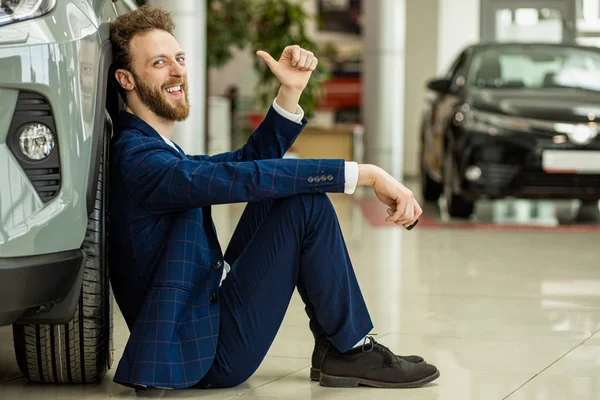 Feliz caucasiano cara depois de obter chaves de carro novo — Fotografia de Stock