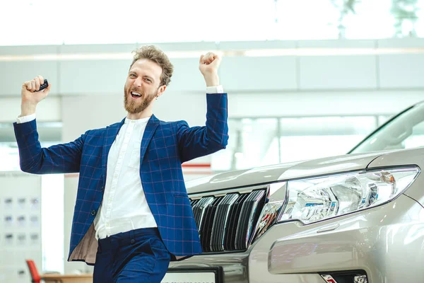 Animado feliz homem depois de obter novo carro — Fotografia de Stock