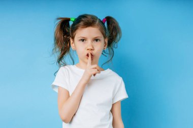 Tss... young kid girl want people to be quiet