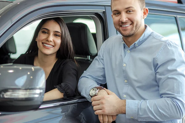 Happy couple get new automobile in dealership — Stok fotoğraf