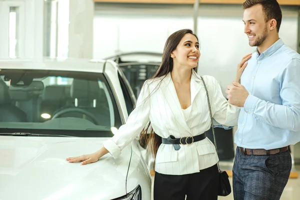 Lyckligt gift par köpa ny bil — Stockfoto