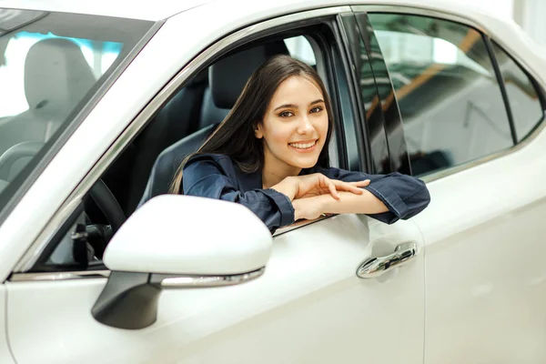 Mulher atraente veio para comprar novo automóvel na concessionária — Fotografia de Stock