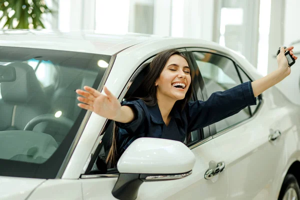 Feliz senhora positiva sentar dentro do carro novo — Fotografia de Stock